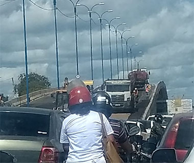 DER faz manutenção em asfalto do elevado da Miguel Rosa