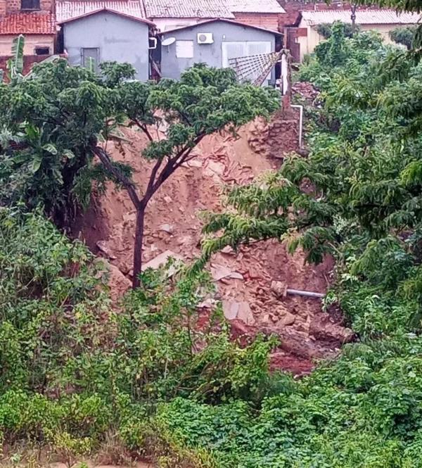  Muro de resid&ecirc;ncia desaba ap&oacute;s chuvas na Vila da Paz, Zona Sul de Teresina.(Imagem: Rede Clube )