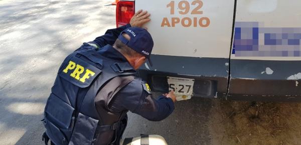 PRF apreende ambulância com porta fechada com arame e sem licenciamento