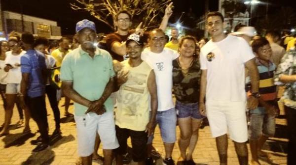 Apoiadores de Bolsonaro celebram resultado das elei&ccedil;&otilde;es na Pra&ccedil;a Dr. Sebasti&atilde;o Martins.(Imagem:FlorianoNews)