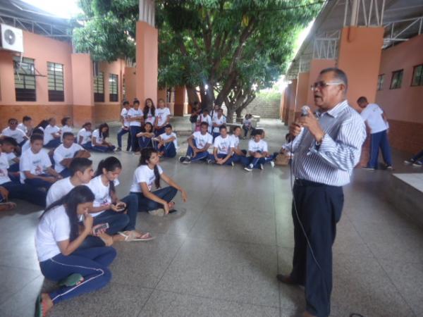 Estudantes recebem orienta&ccedil;&otilde;es sobre o combate ao mosquito.(Imagem:FlorianoNews)