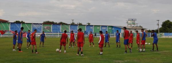 Barras amplia lista de jogadores e apresenta 18 no dia dois de janeiro