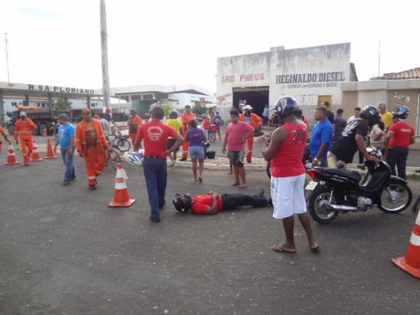 Motociclista sofre acidente ao passar em quebra-mola