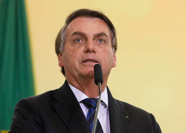 Bolsonaro diz que "exagerou" sobre botar cara no fogo por Milton Ribeiro, mas critica prisão