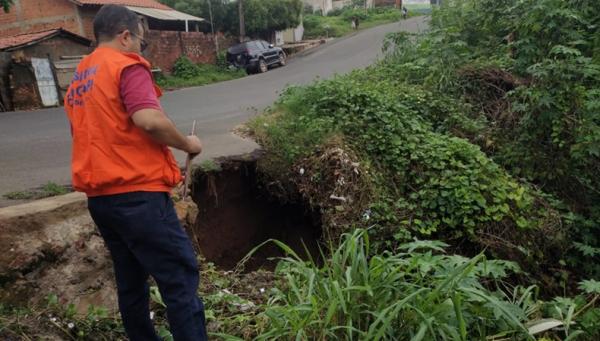 Aterro desmorona e moradores temem que carros sejam "engolidos" por buraco