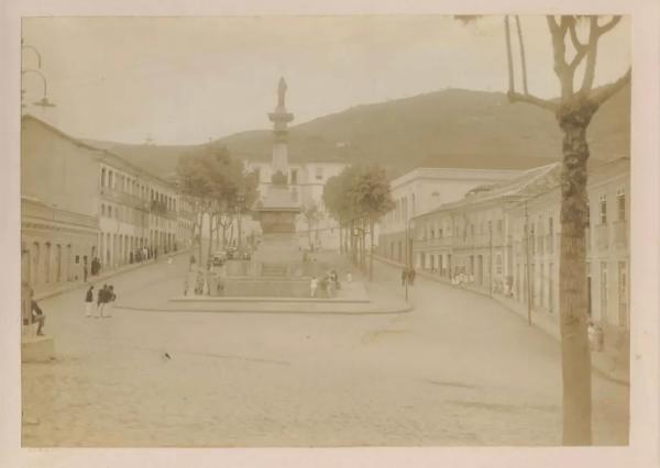  Monumento &agrave; Tiradentes, na Pra&ccedil;a Tiradentes, em Ouro Preto, 1922.(Imagem: Arquivo P&uacute;blico Mineiro/Reprodu&ccedil;&atilde;o )