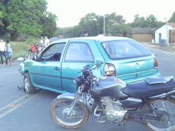 Colisão entre duas motos e um carro deixa dois adolescentes feridos em Ribeiro Gonçalves