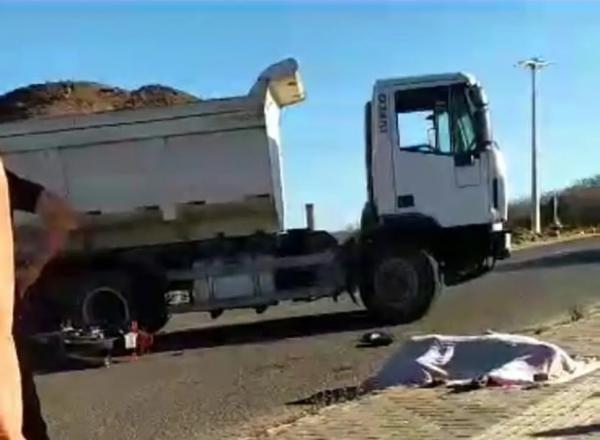 Motoqueiro morre ao colidir em caminhão que prestava serviço para prefeitura na PI-141