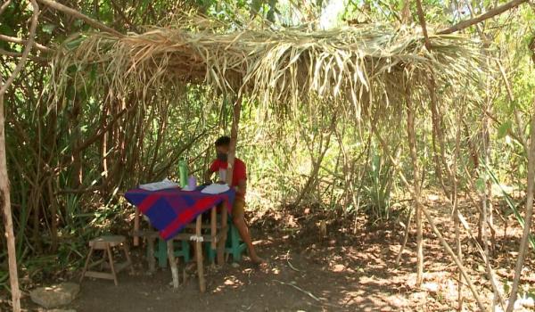 Pai fez cabana de palha na mata para filho assistir a aulas online no Piau&iacute;.(Imagem:Reprodu&ccedil;&atilde;o/TV Clube)