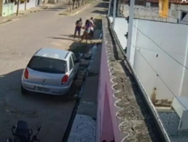 Mulher sendo abordada pelos assaltantes(Imagem:Reprodu&ccedil;&atilde;o)