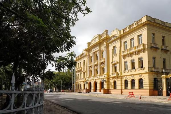 Governo de PE suspende inscrições para o Concurso Público Unificado após críticas por falta de cotas