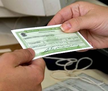 Eleitor fora do domicílio eleitoral precisa justificar ausência