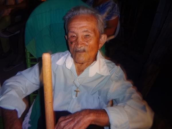 Idoso de 93 anos lançou livro sobre sua história de vida