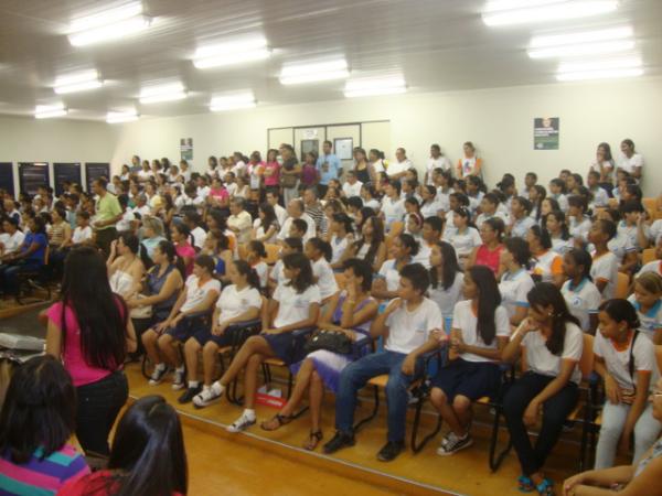 Estudantes no lan&ccedil;amento da Caderneta de Sa&uacute;de do Adolescente(Imagem:Amarelinho)