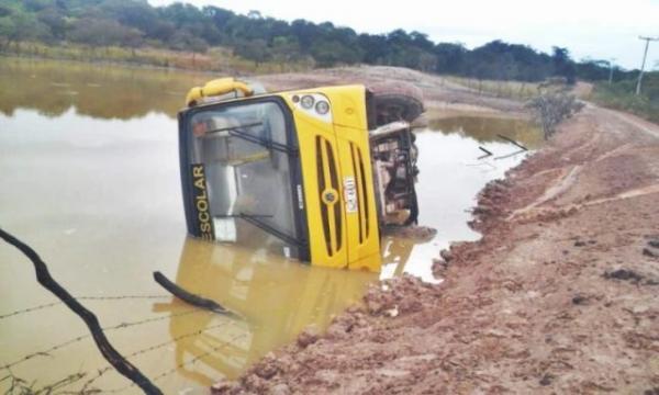 Ônibus escolar com alunos tomba e cai em açude no Piauí