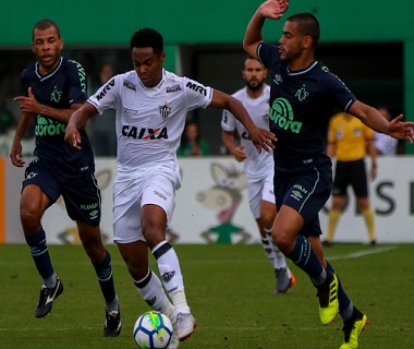 Chapecoense vence Atlético-MG nos acréscimos e deixa a zona do rebaixamento