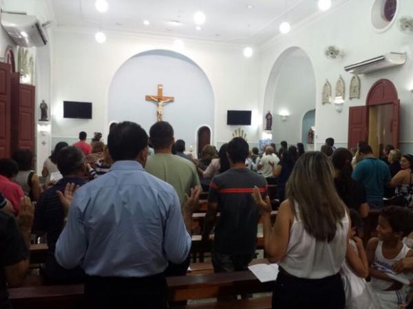 Familiares e amigos participam da missa de um ano da morte de Ademyston Rodrigues