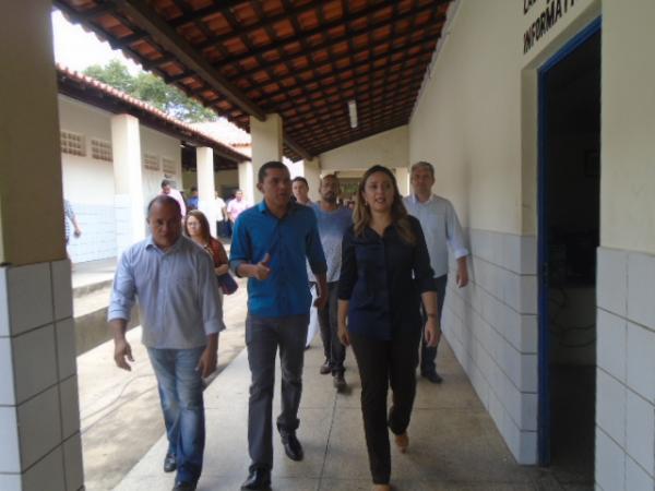 Secretária de Educação visita escolas e abre novas turmas do Pronatec em Floriano
