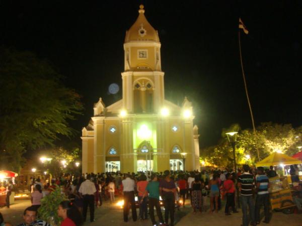 Faxada da Catedral - Dezenas de pessoas acompanhavam a missa do lado de fora(Imagem:reda&ccedil;&atilde;o)