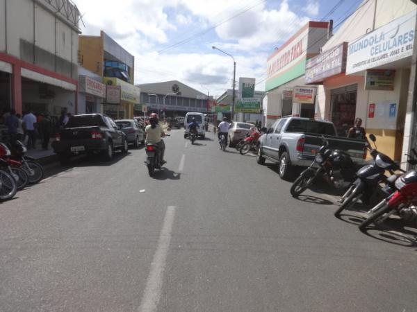 Comércio de Floriano funciona em horário especial na véspera do Dia das Mães