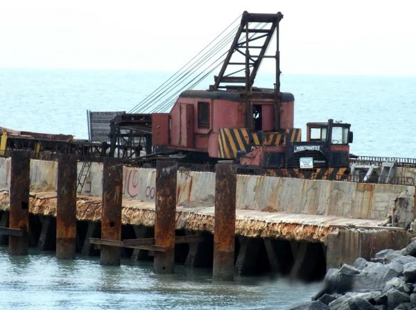 Material tem se deteriorado com o passar do tempo na obra do Porto de Lu&iacute;s Correia.(Imagem:Kleber Nogueira)