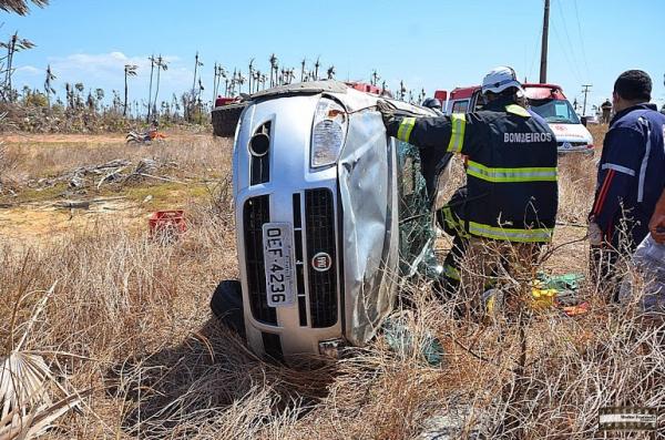 Carro tomba e deixa tr&ecirc;s pessoas feridas na PI-116 em Parna&iacute;ba.(Imagem:Walter F. Fontenele)