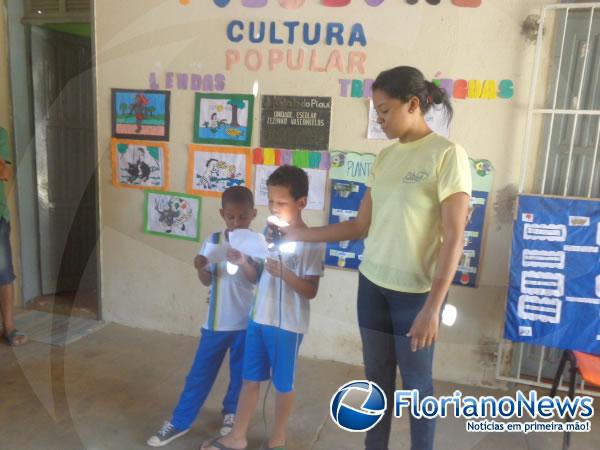 Alunos lendo hist&oacute;rias folcl&oacute;ricas.(Imagem:FlorianoNews)