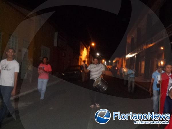 Fi&eacute;is participam da Prociss&atilde;o do Fogar&eacute;u em Floriano.(Imagem:FlorianoNews)