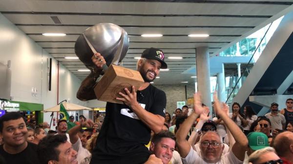 "Botou Medina na roda": torcida recebe Ítalo Ferreira com festa e versão de música do Flamengo