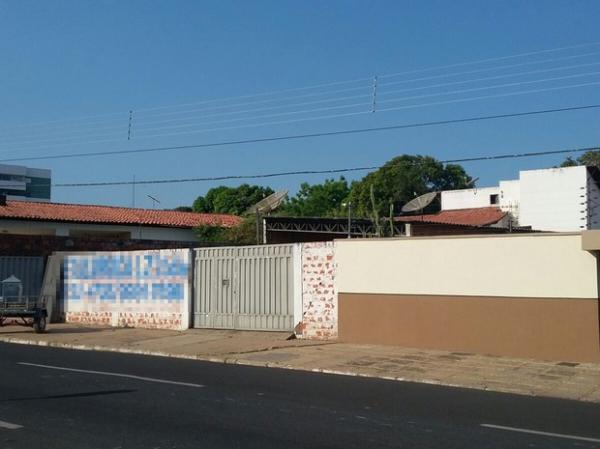 Bandidos rendem sete pessoas e levam R$ 300 mil em bens na capital