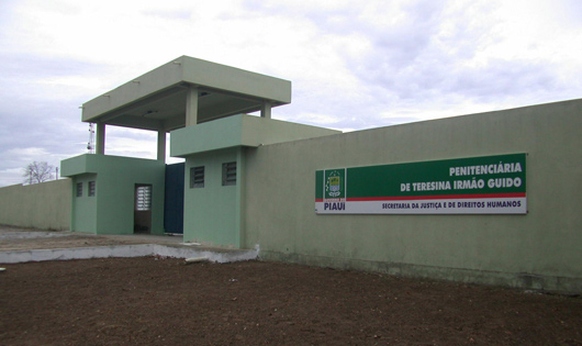 Oito presos fogem da Penitenciária Irmão Guido