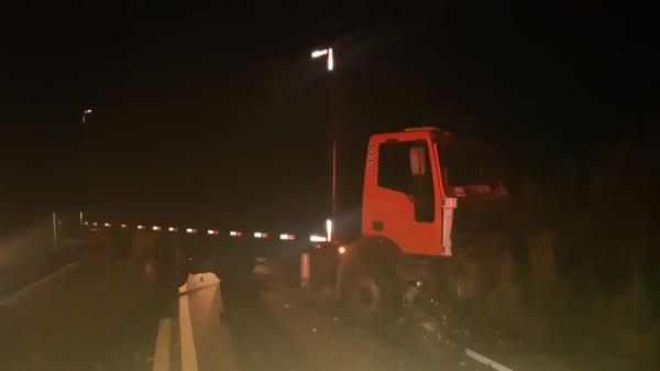 Motociclista morre após colidir com caminhão na BR-316, em Lagoa do Piauí