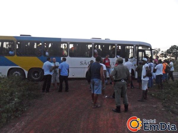 PM intercepta ônibus da S. Joaquim na PI-113