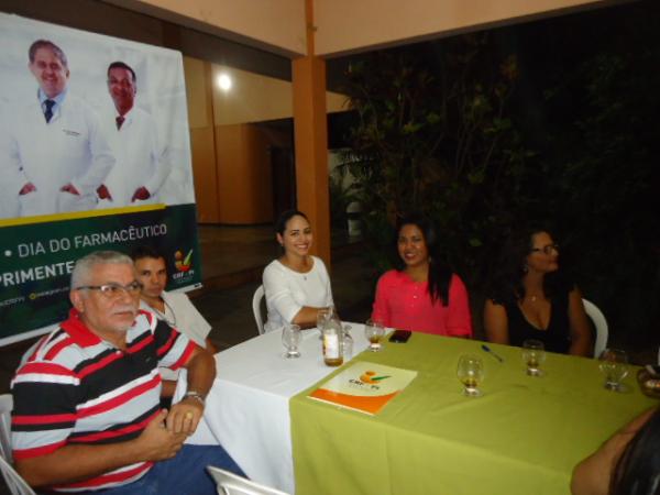 Farmac&ecirc;uticos de Floriano participam de jantar em homenagem ao seu dia.(Imagem:FlorianoNews)
