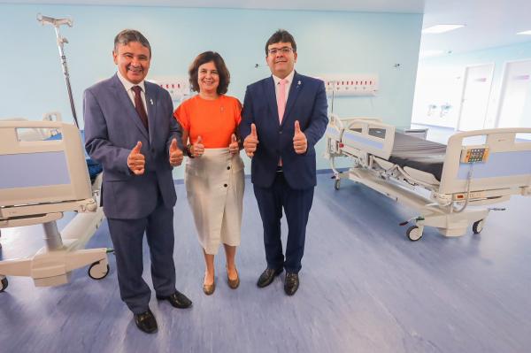 Alvos do Centrão, ministros prestigiam Rafael Fonteles em Teresina