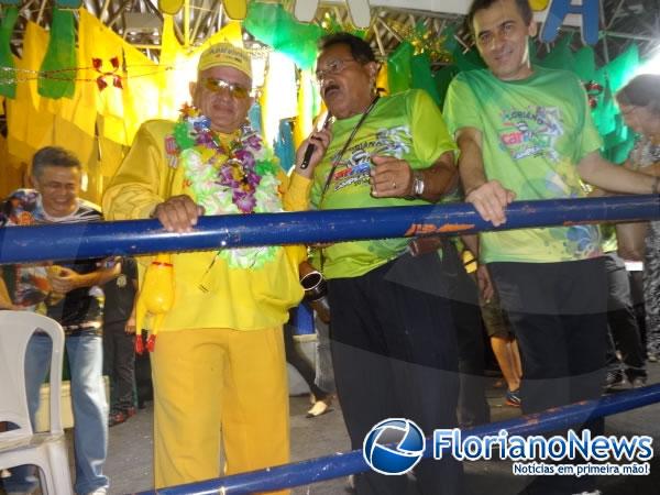 Vereador Manoel Simpl&iacute;cio e Prefeito Gilberto J&uacute;nior no corredor da folia.(Imagem:FlorianoNews)