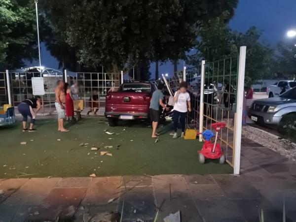 Menino de 2 anos morre e quatro pessoas ficam feridas ao serem atropelados dentro de condomínio