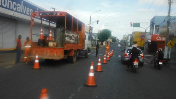 Ruas da cidade de Floriano recebem nova pintura e sinaliza&ccedil;&atilde;o.(Imagem:FlorianoNews)