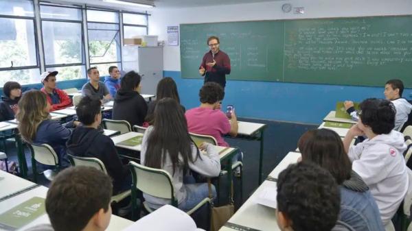 Piso dos professores teria reajuste de apenas R$ 18 em 2026;governo promete mudar regra(Imagem:Reprodução)
