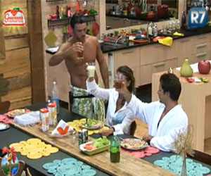 Peões erguem brinde no último almoço de A Fazenda