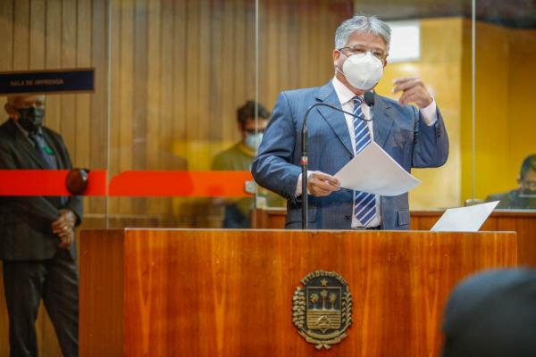 Para deputado Gustavo Neiva o Executivo investe muito em calçamento e pouco em saúde