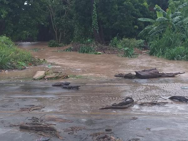 Riacho transborda e bairros ficam alagados após forte chuva em Floriano