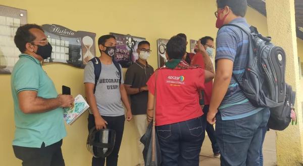 Professores e alunos da Uespi fazem manifestação contra retorno 100% presencial