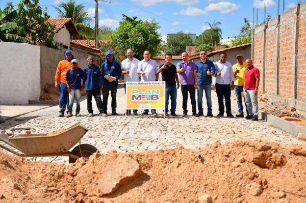 Vereadores de Floriano acompanham visita a obras em andamento na cidade