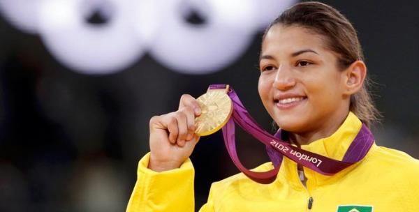 Sarah com medalha de ouro em Londres. Para ela, sele&ccedil;&atilde;o vai ter mesmo sucesso na Copa.(Imagem:Ag&ecirc;ncia Reuters)