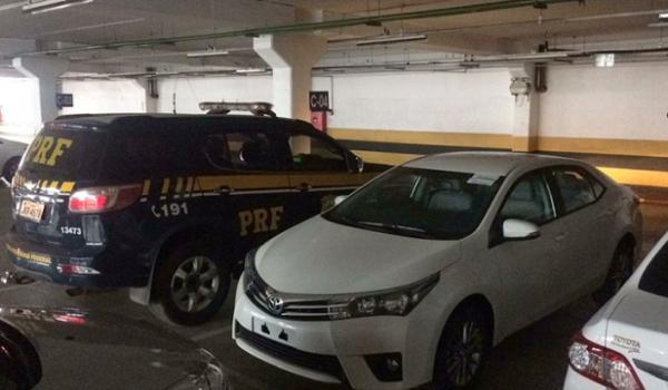 Assaltante rende funcionário e rouba carro de caminhão cegonha
