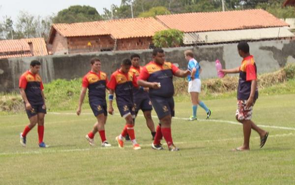 Trabalho para os juvenis: levar a &aacute;gua para os atletas no intervalo do jogo.(Imagem:Wenner Tito)