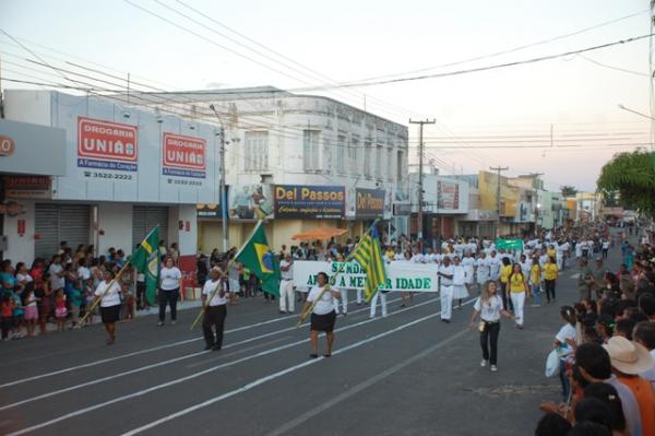 Florianenses prestigiaram o desfile c&iacute;vico militar de 7 de Setembro.(Imagem:Waldemir Miranda)