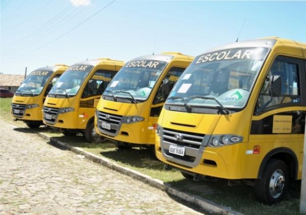 Wilson comemora a marca de cem ônibus escolares entregues