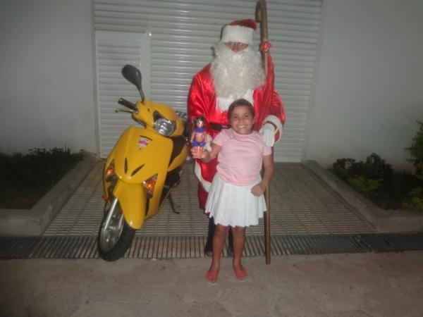 Papai Noel entrega brinquedos e cestas b&aacute;sicas em Floriano. (Imagem:FlorianoNews)